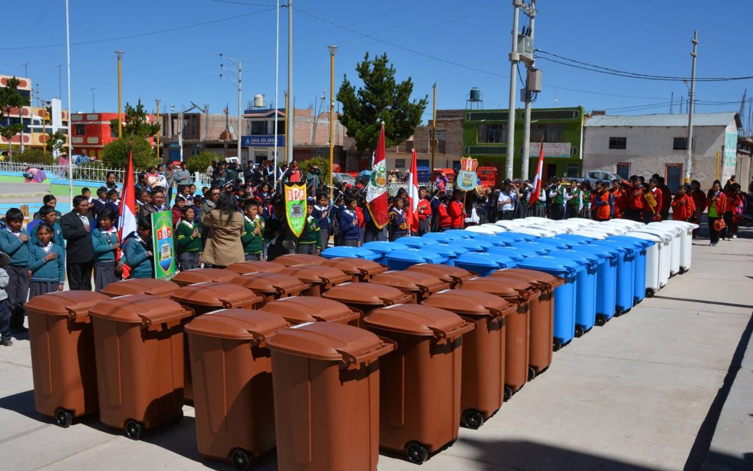 MINAGRI entrega contenedores de reciclaje a colegios de Puno